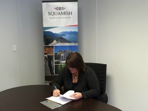 https://www.squamishreporter.com/wp-content/uploads/2016/02/mayor-signs-300x225.jpe