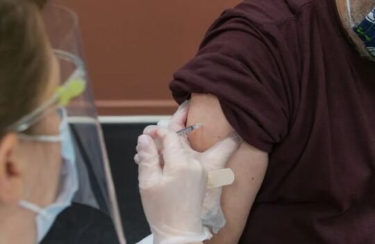 https://www.squamishreporter.com/wp-content/uploads/2021/03/covid-injection-MAIN-540x352.jpg